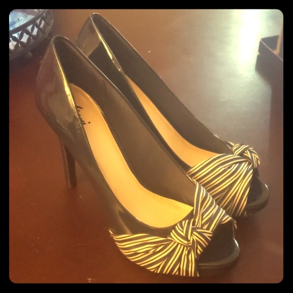 FIONI Clothing Shoes - Navy & Ivory Heels
